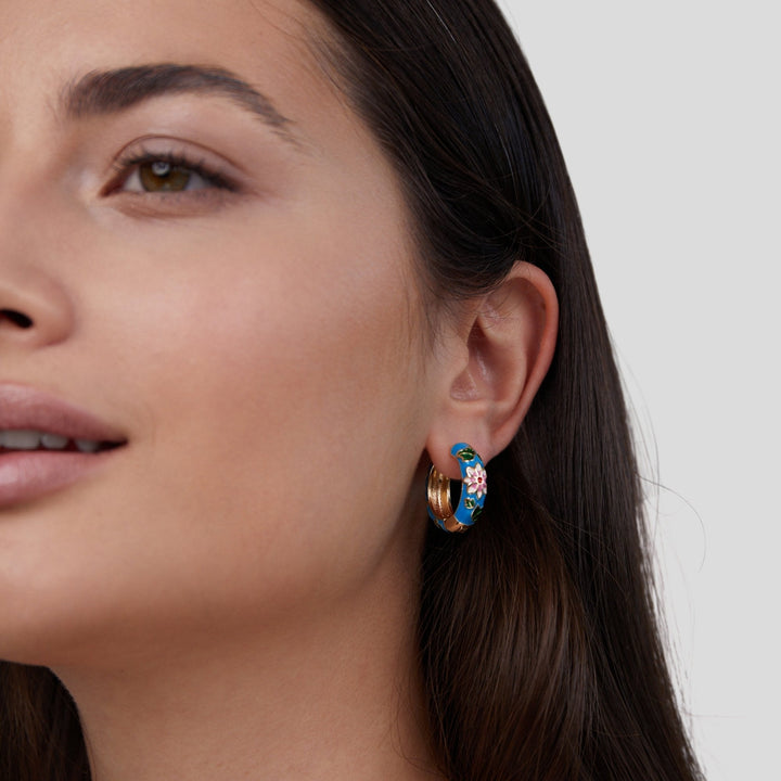 MARAIS | BOUCLES D’OREILLES EN CERCLE DORÉ AVEC FLEUR