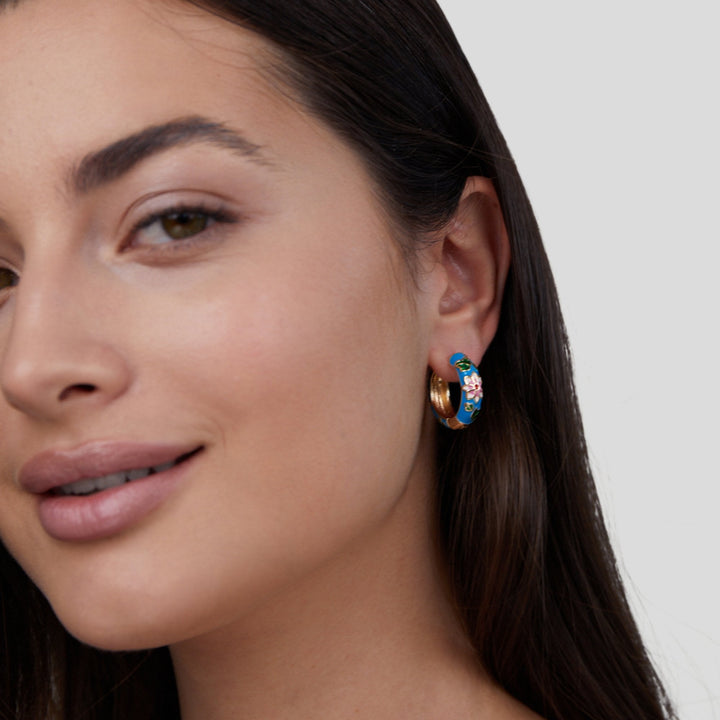 MARAIS | BOUCLES D’OREILLES EN CERCLE DORÉ AVEC FLEUR