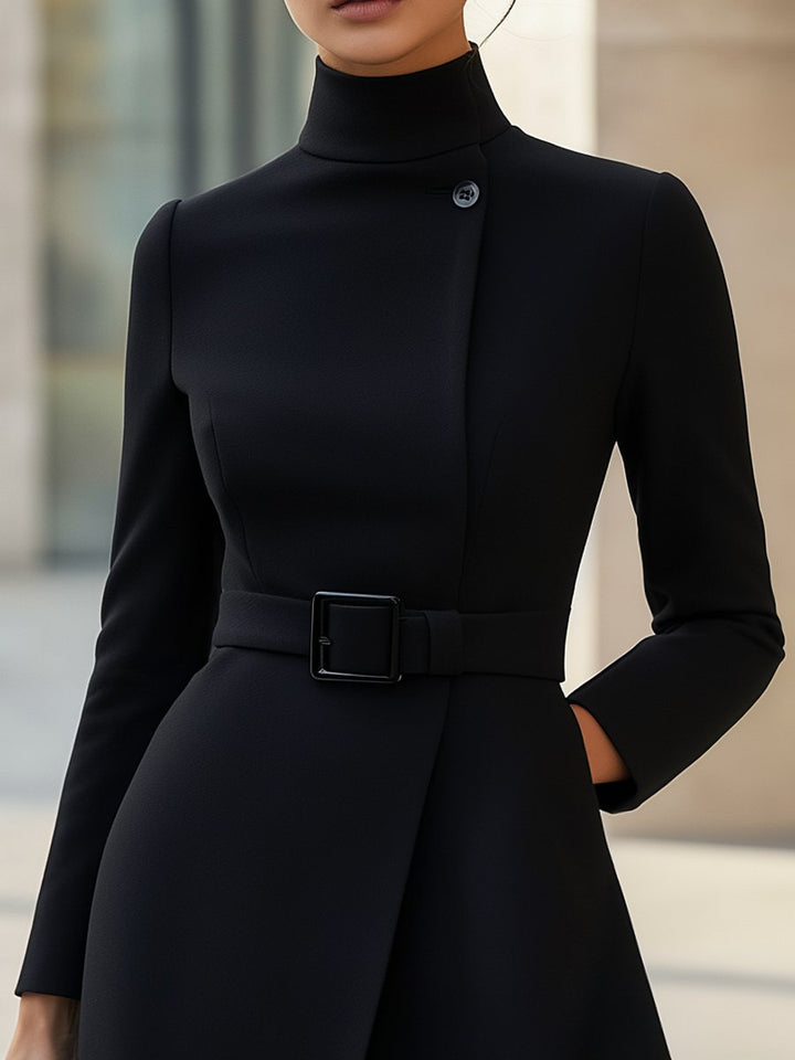 MARAIS  | ROBE ÉLÉGANTE À COL MONTANT ET CEINTURE